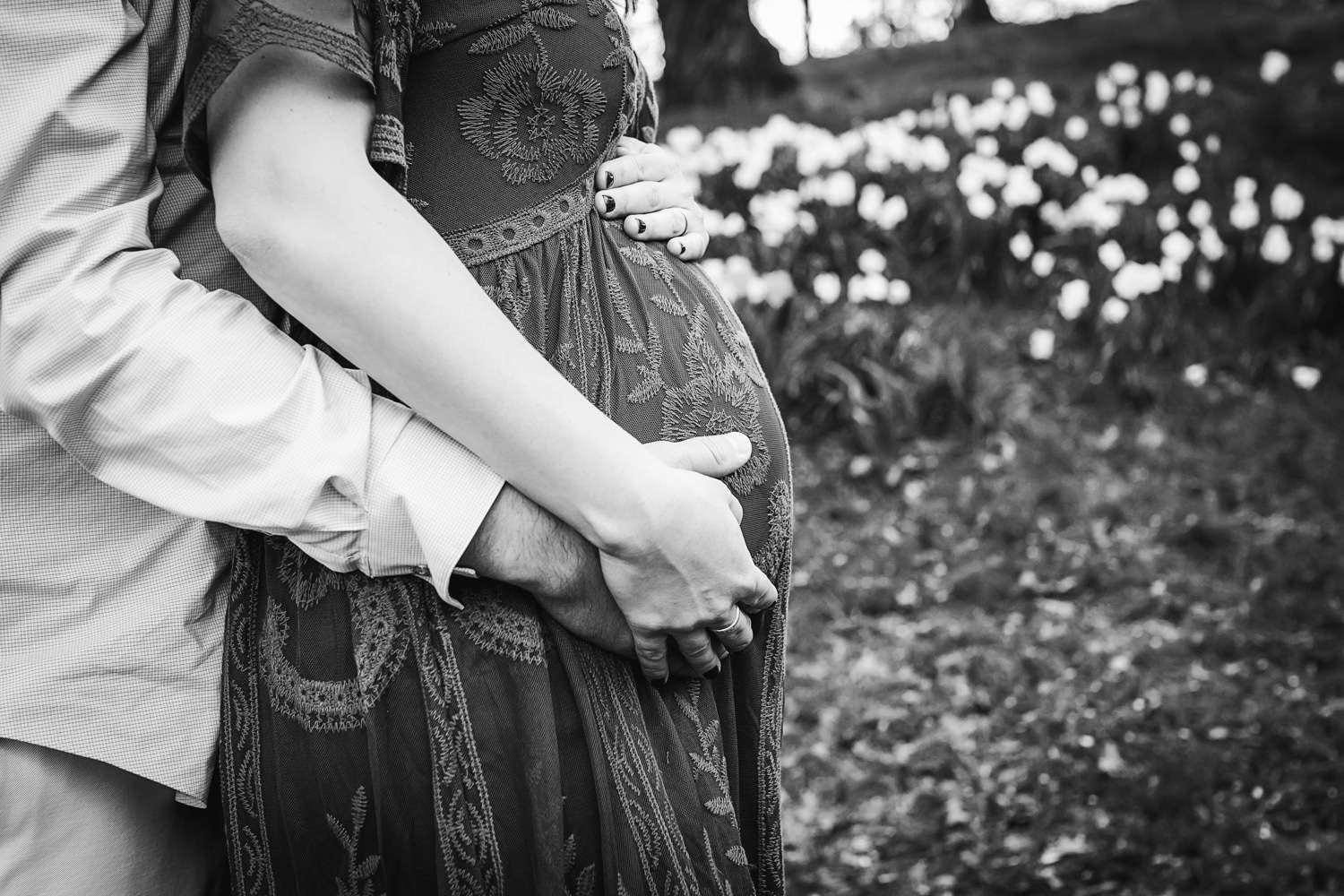 maternity photographer in rochester ny captures expectant mom in highland park